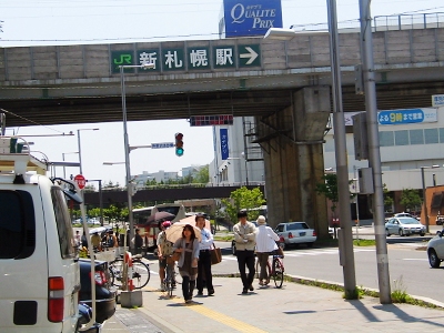 厚別青葉通高架下歩道